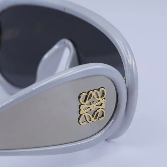 Loewe LW40108I 24C Sunglasses Light Grey/Gold Shield Frame  display picture 3